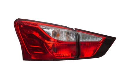 Hochwertige Autoersatzteile auf Werkbank