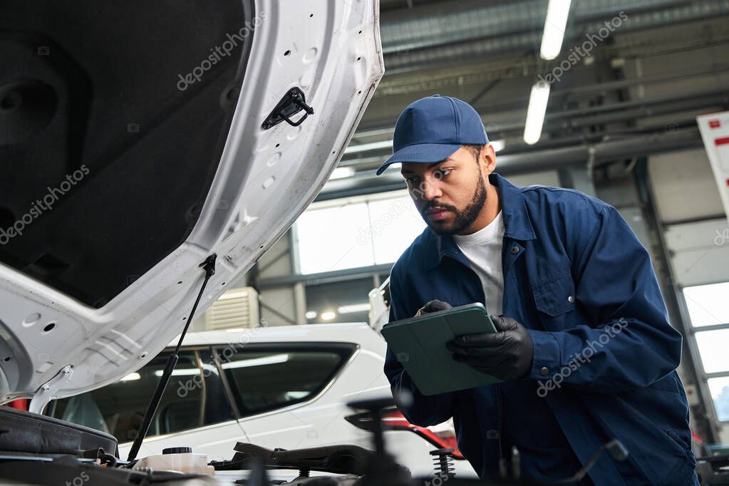 Mechaniker prüft Motorraum